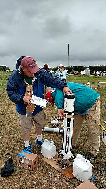 Steve Kristal and Chris Flanigan prep Chris's Saturn 1b