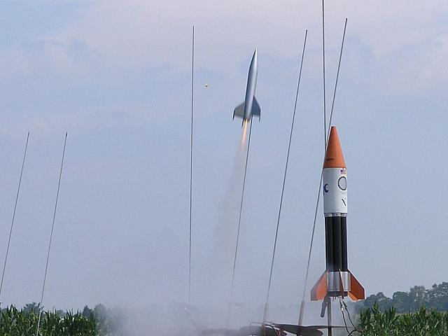 The only Semroc VF261 I saw all weekend. Note the igniter plug has bounced up next to the rocket.