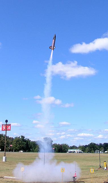 Steve's Warlock on a J285 L2 attempt. Unfortunately the nose cone seperated. All Parts recovered.